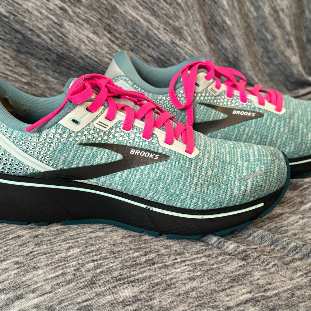 Brooks Women’s Teal Running Shoes with Pink Laces